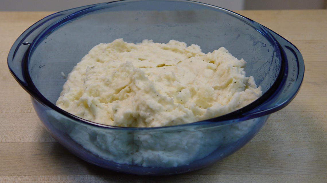 Bowl of mashed potatoes