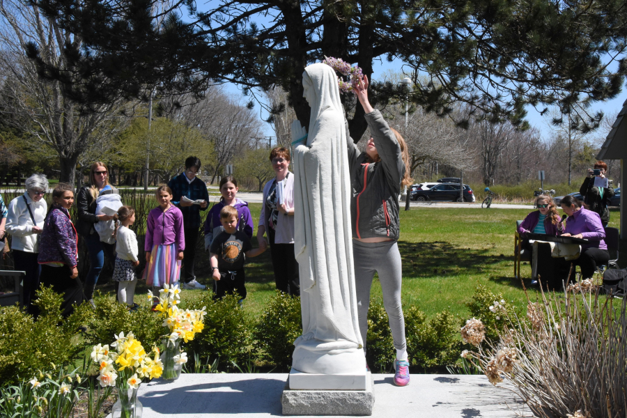 Crowning Mary