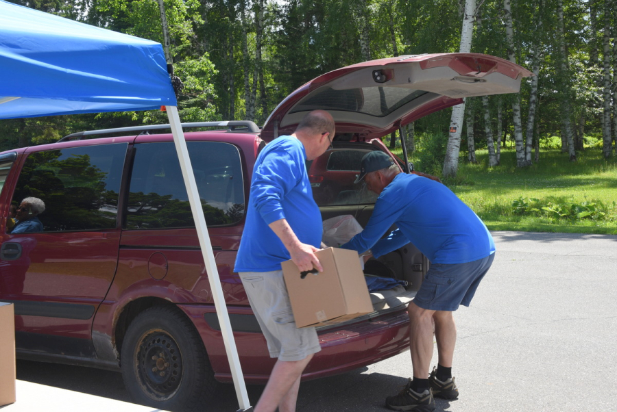 Loading food on to a vehicle