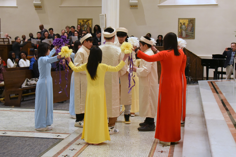 Vietnamese dancers