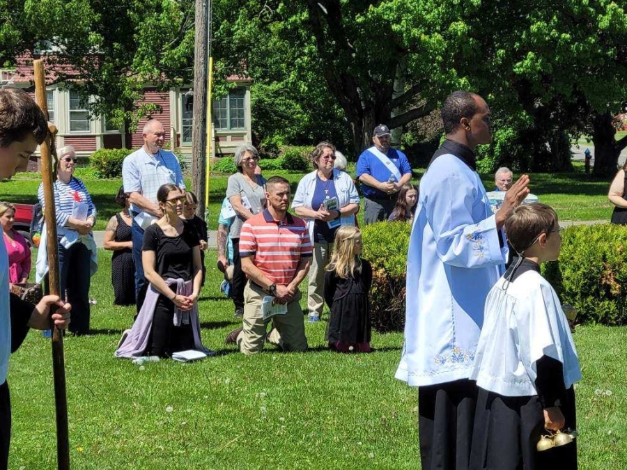 people praying in the Feast of Corpus Christi Procession