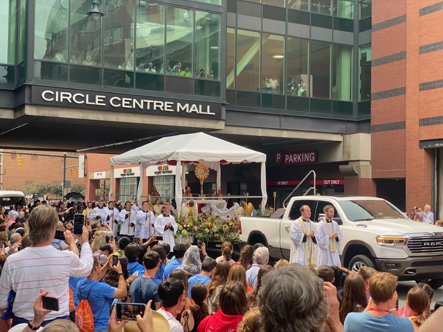 outdoor procession at the 10th National Eucharistic Congress