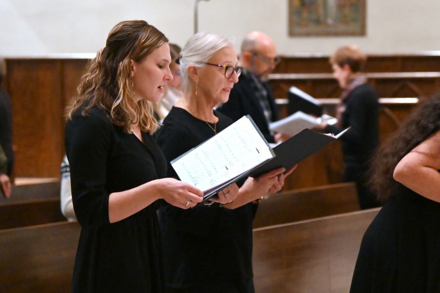 Two female choir members in the opening prcocession