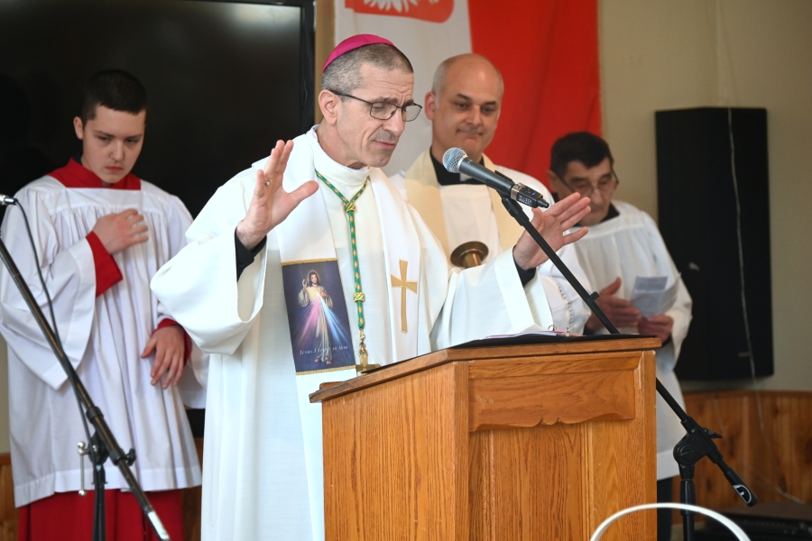 Bishop Ruggieri offers a prayer over the baskets.