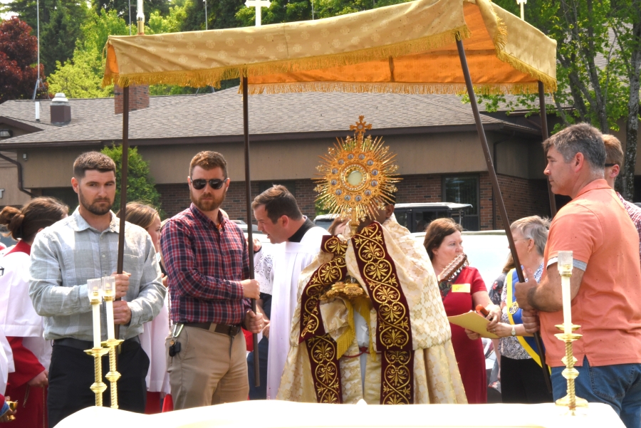 Father Antony Alexander Maria Doss, HGN holding up the monstrance