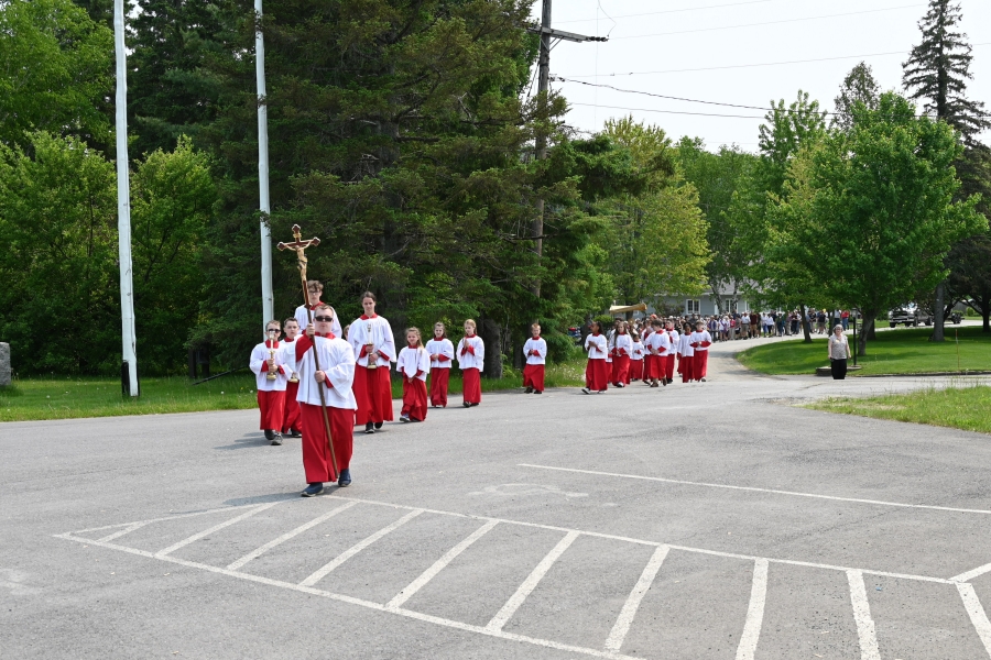 Altar servers arrive at the Fort Kent Blockhouse.