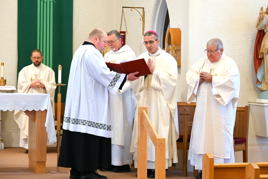 Bishop Ruggieri gives the opening prayer