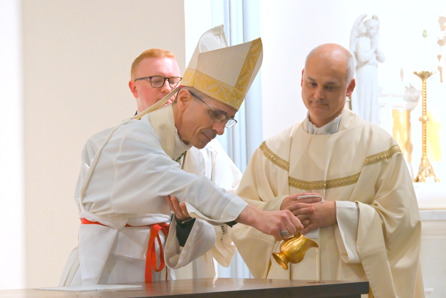 Bishop Ruggieri pours chrism on the altar.