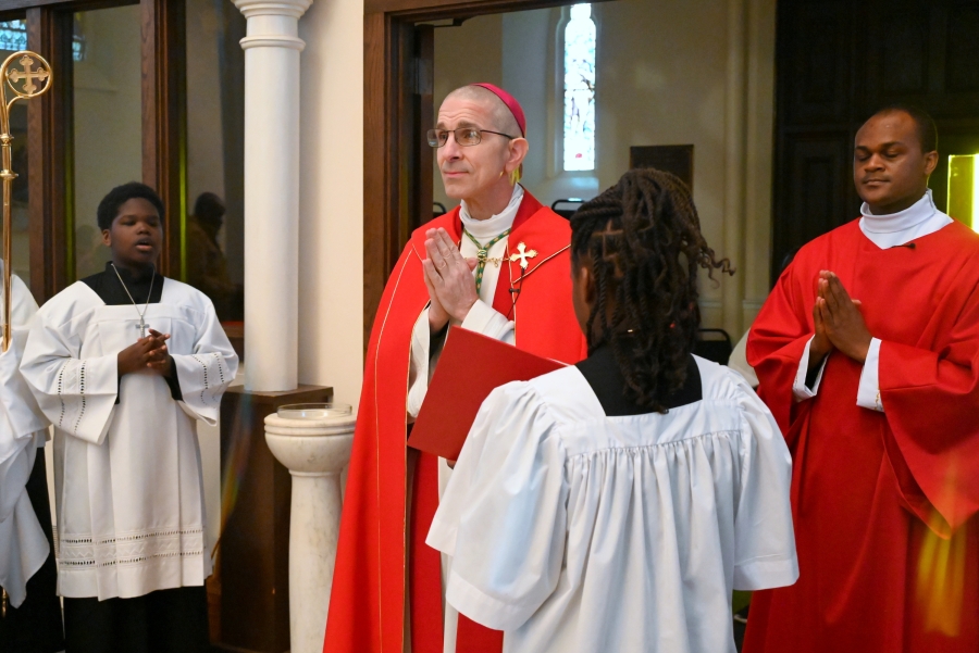 Bishop Ruggieri gives the opening blessing.