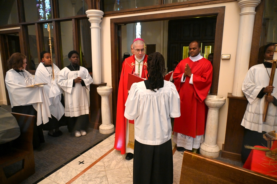 Bishop Ruggieri gives the opening blessing.