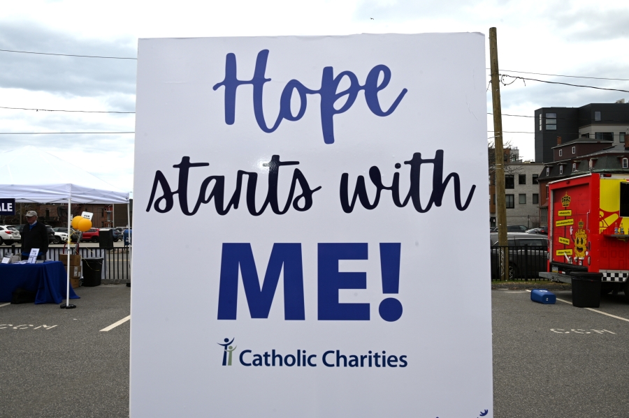 A sign that says Hope Starts with Me!