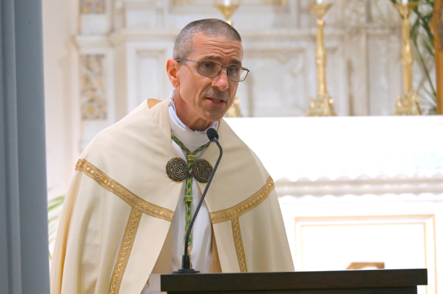 Bishop Ruggieri delivers his homily.