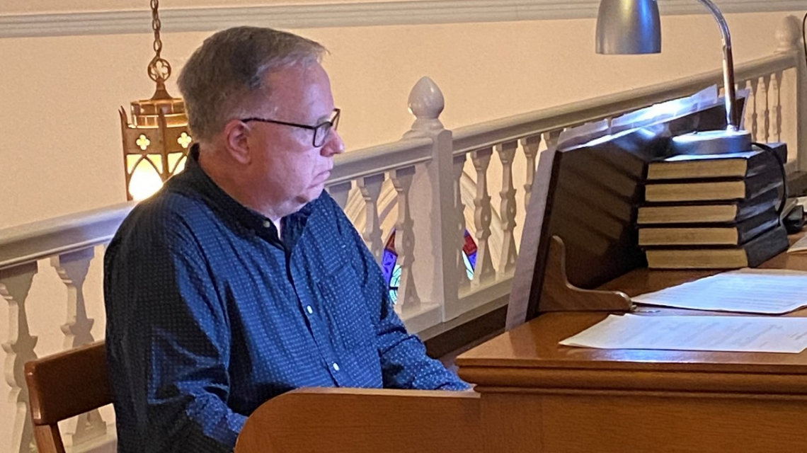 Timothy Smith plays the organ.